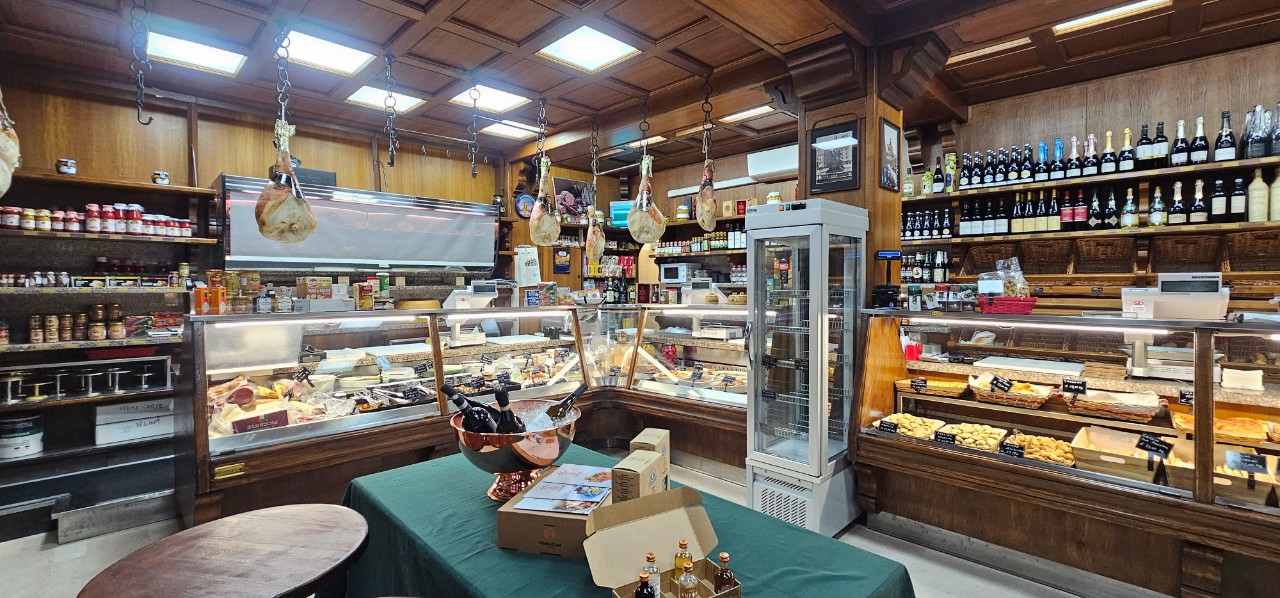  عقار تجاري في Bologna, Italy 55متر مربع رقم 15624