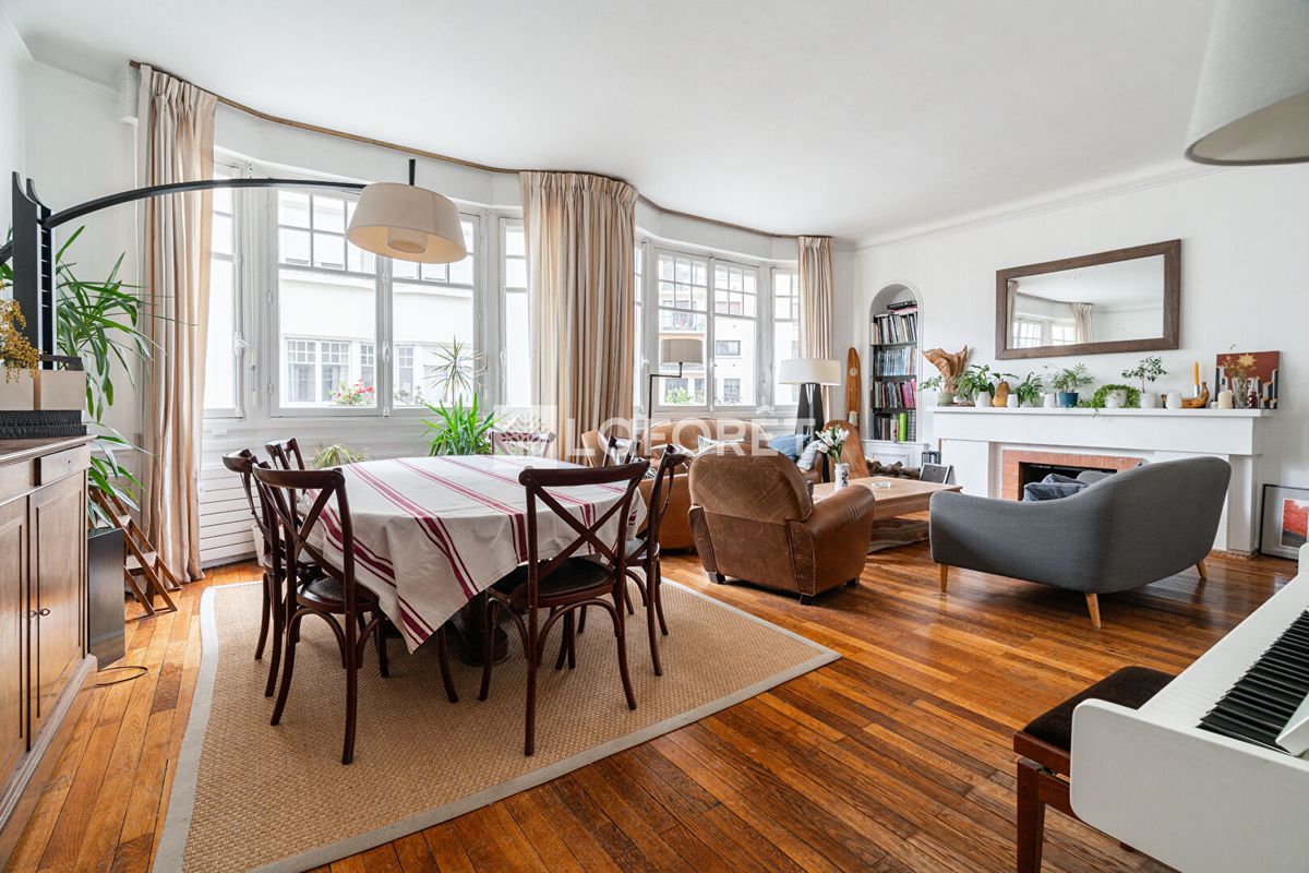 5 bedrooms Apartment in Paris, France No. 133319