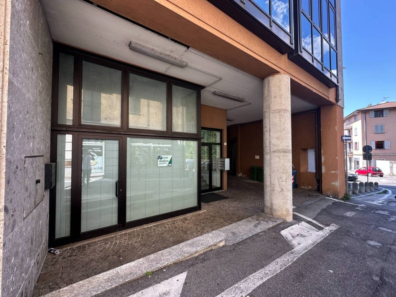 2-Zimmer Gewerbliche Immobilie in Lecco, Italy, Nr. 320032