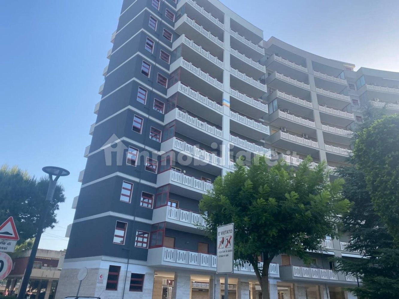 Apartamento de 3 dormitorios en Bari, Italy No. 371119