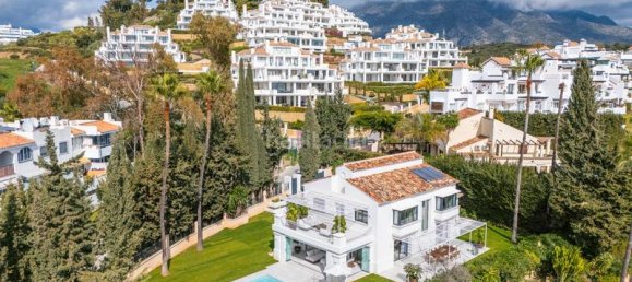 4 bedrooms Villa in Marbella, Spain No. 30859 2