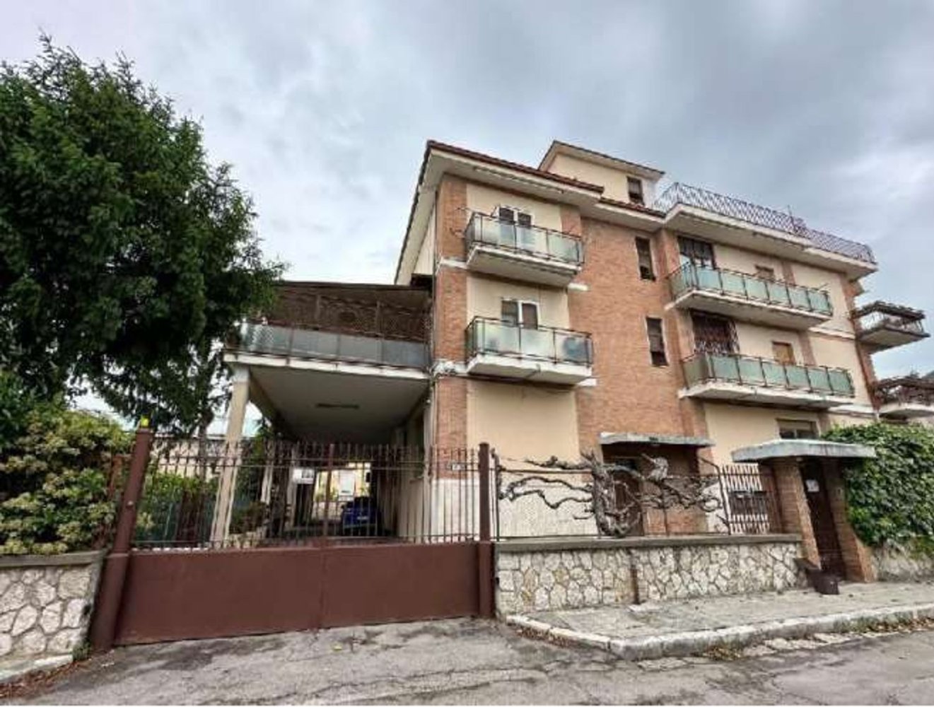 25 rooms Apartment in Fondi, Italy No. 298810