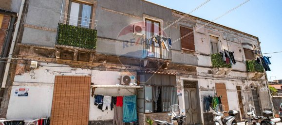 3 rooms Apartment in Catania, Italy No. 75675 2