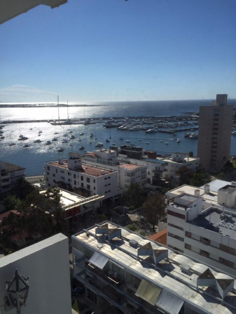 Apartamento de 2 dormitorios en Maldonado, Uruguay No. 4090