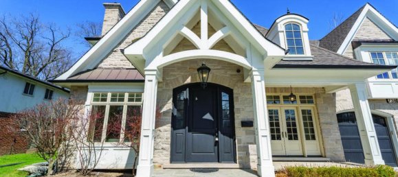 7 bedrooms House in Mississauga, Canada No. 872 2