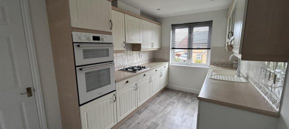 3 bedrooms House in Gillingham, United Kingdom No. 951 64