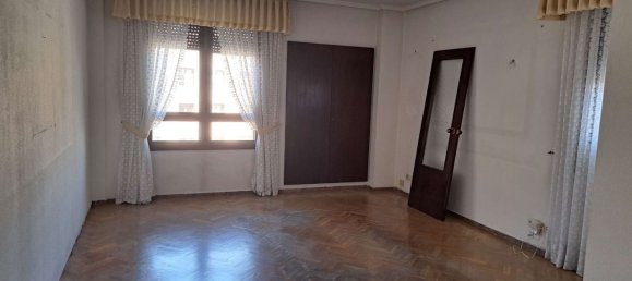 2 bedrooms Apartment in Zaragoza, Spain No. 154852 4