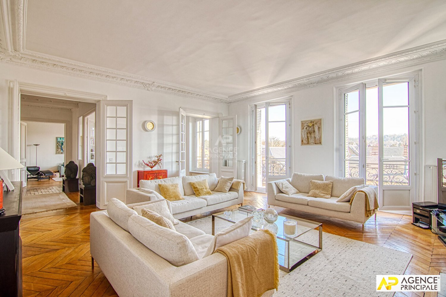4 bedrooms Apartment in Versailles, France No. 125640