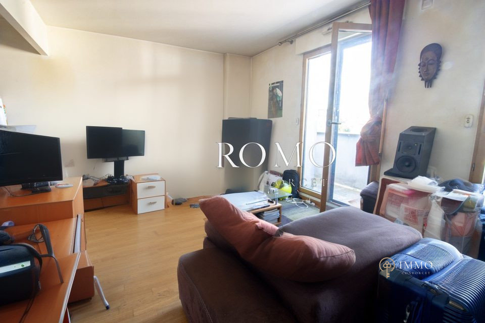 Studio in Sceaux, France No. 125470