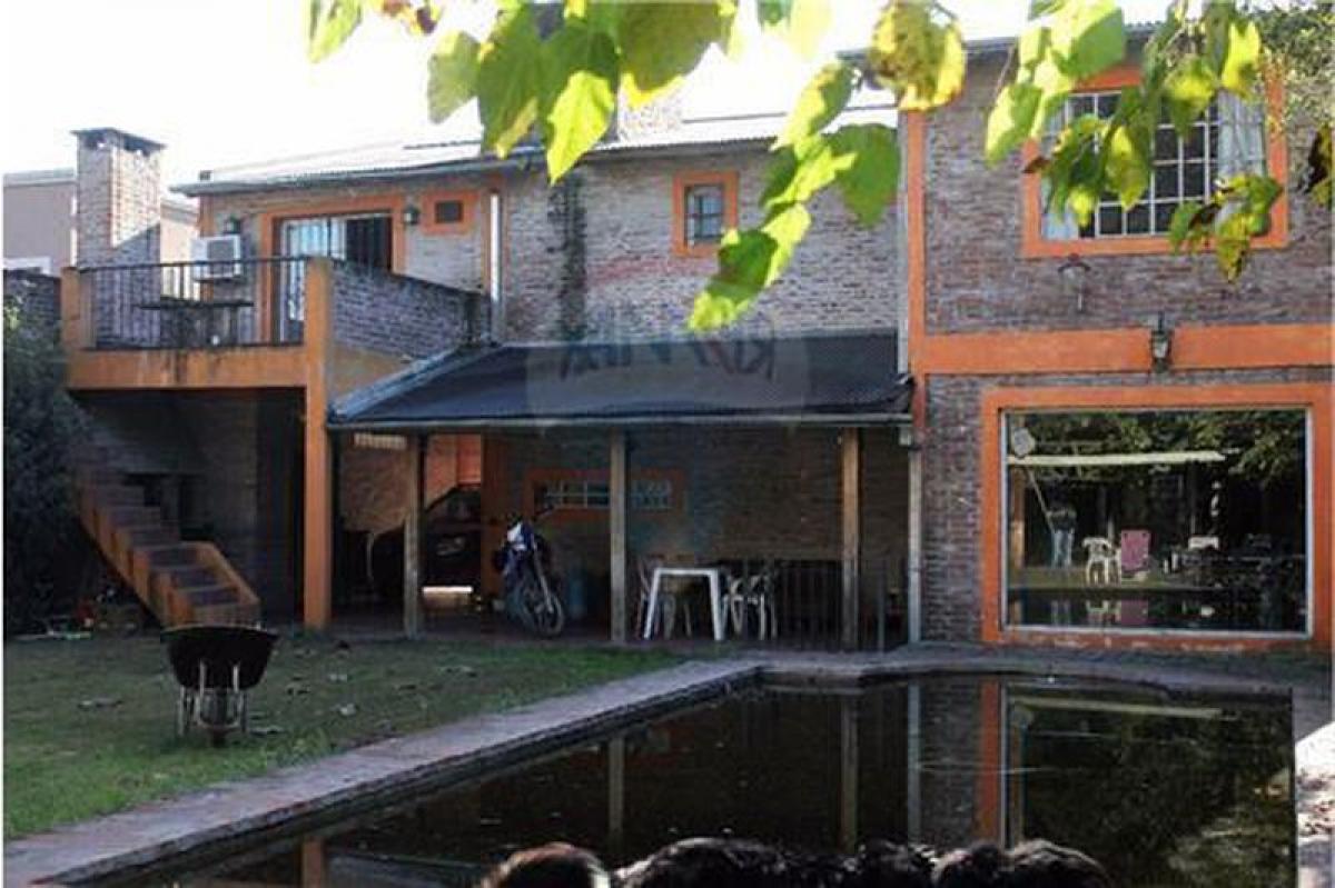 Casa de 4 dormitorios en San Miguel, Argentina No. 61635