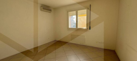 3 rooms Apartment in Vicenza, Italy No. 18574 3