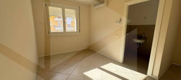 3 rooms Apartment in Vicenza, Italy No. 18574 6