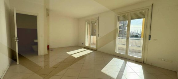 3 rooms Apartment in Vicenza, Italy No. 18574 4