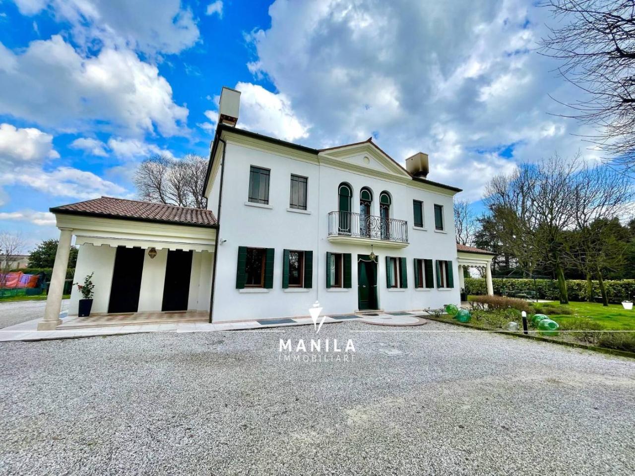 8 rooms Villa in Paese, Italy No. 40839