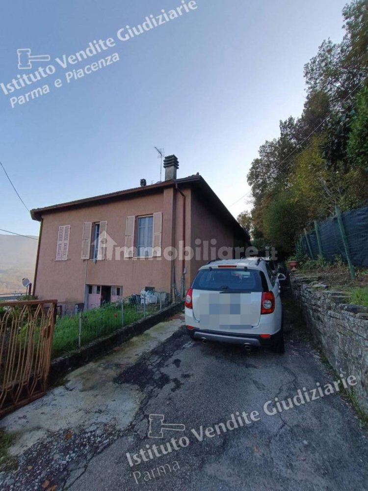 2 bedrooms Apartment in Tizzano Val Parma, Italy No. 196747