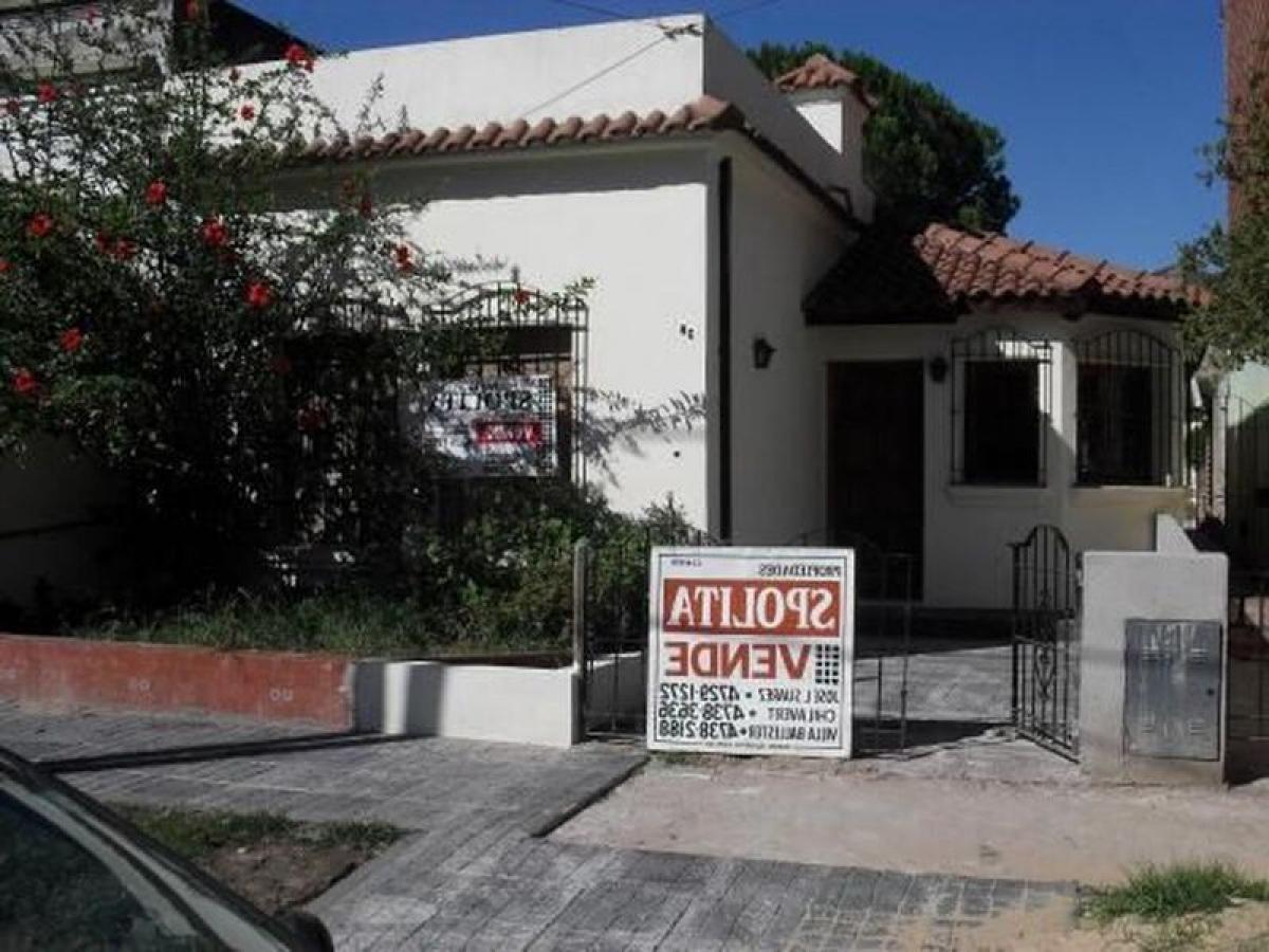 Casa de 3 dormitorios en General San Martín, Argentina No. 96820