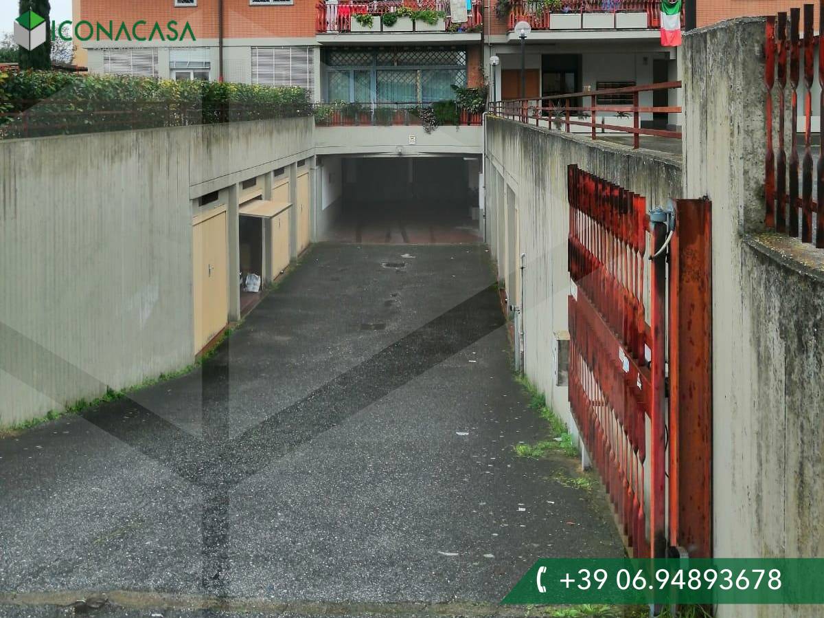 1 room Garage in Rome, Italy No. 19880
