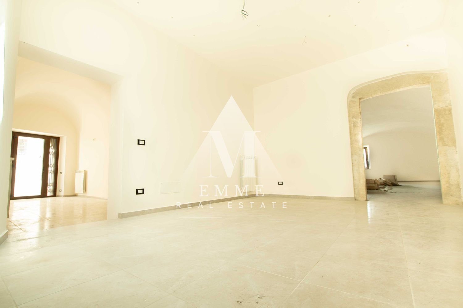 4-salle Propriété commerciale à L'Aquila, Italy No. 124499