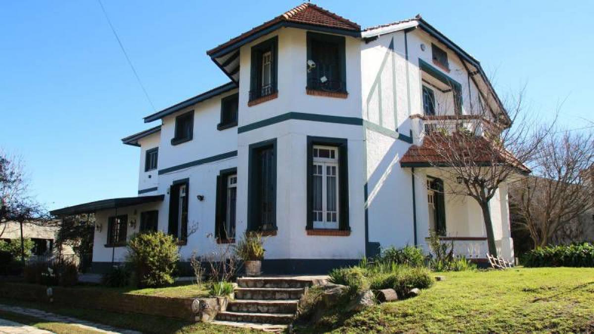 8 bedrooms House in Quilmes, Argentina No. 17565