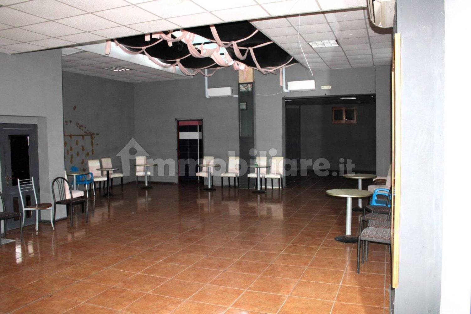 2 rooms Commercial property in Vercelli, Italy No. 142981