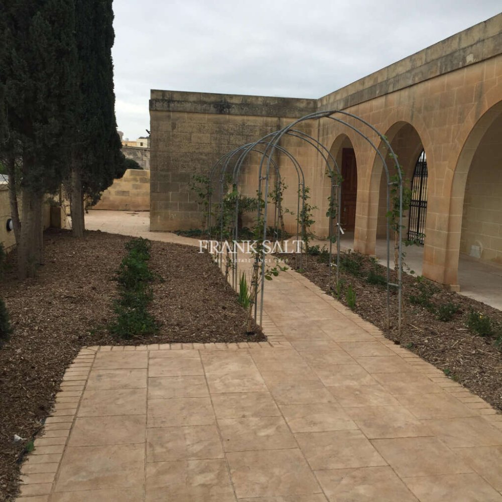 4 bedrooms Villa in Saint Paul's Bay, Malta No. 8929