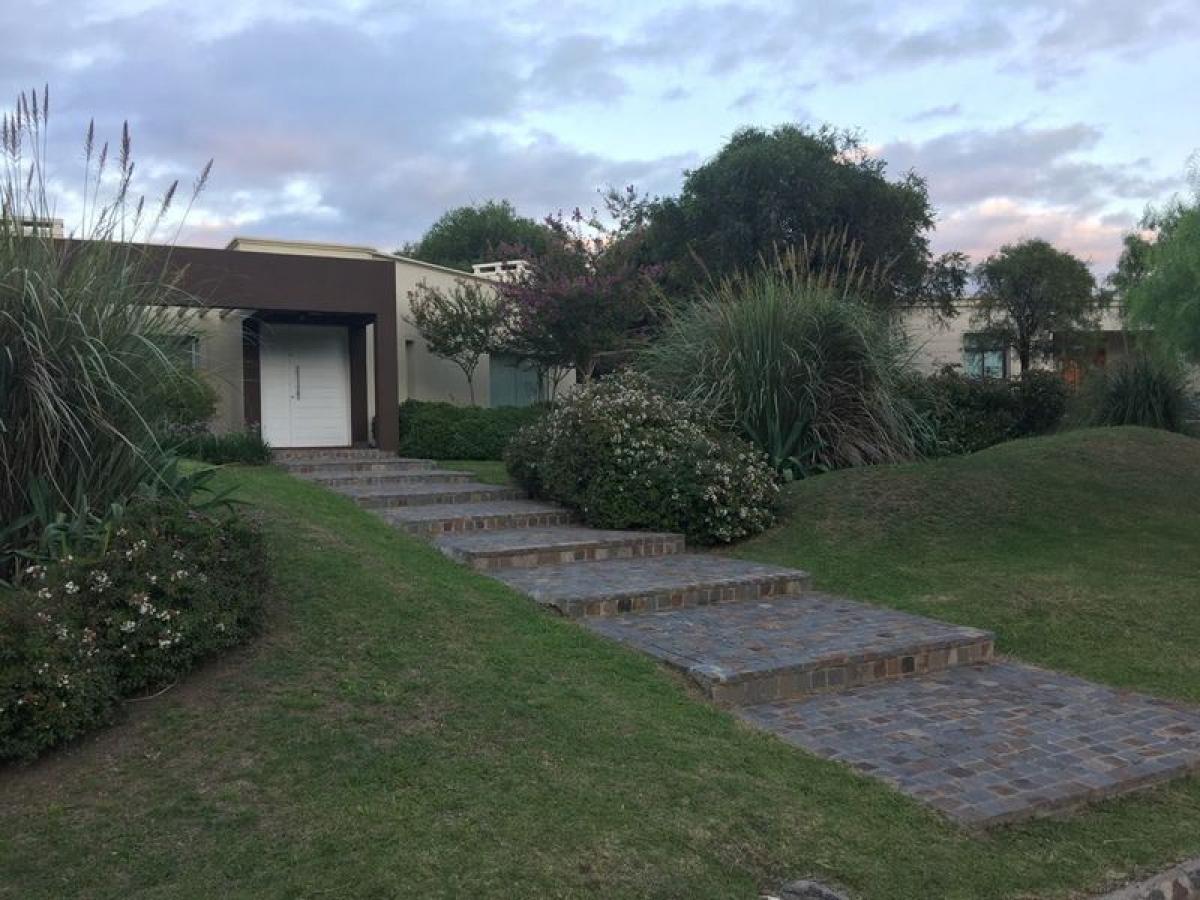 4 bedrooms House in Cordoba, Argentina No. 18479