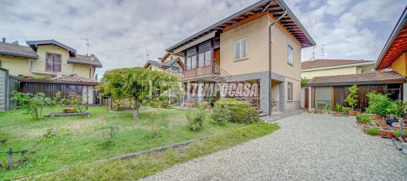 4 bedrooms Villa in Cassano Magnago, Italy No. 361285 2