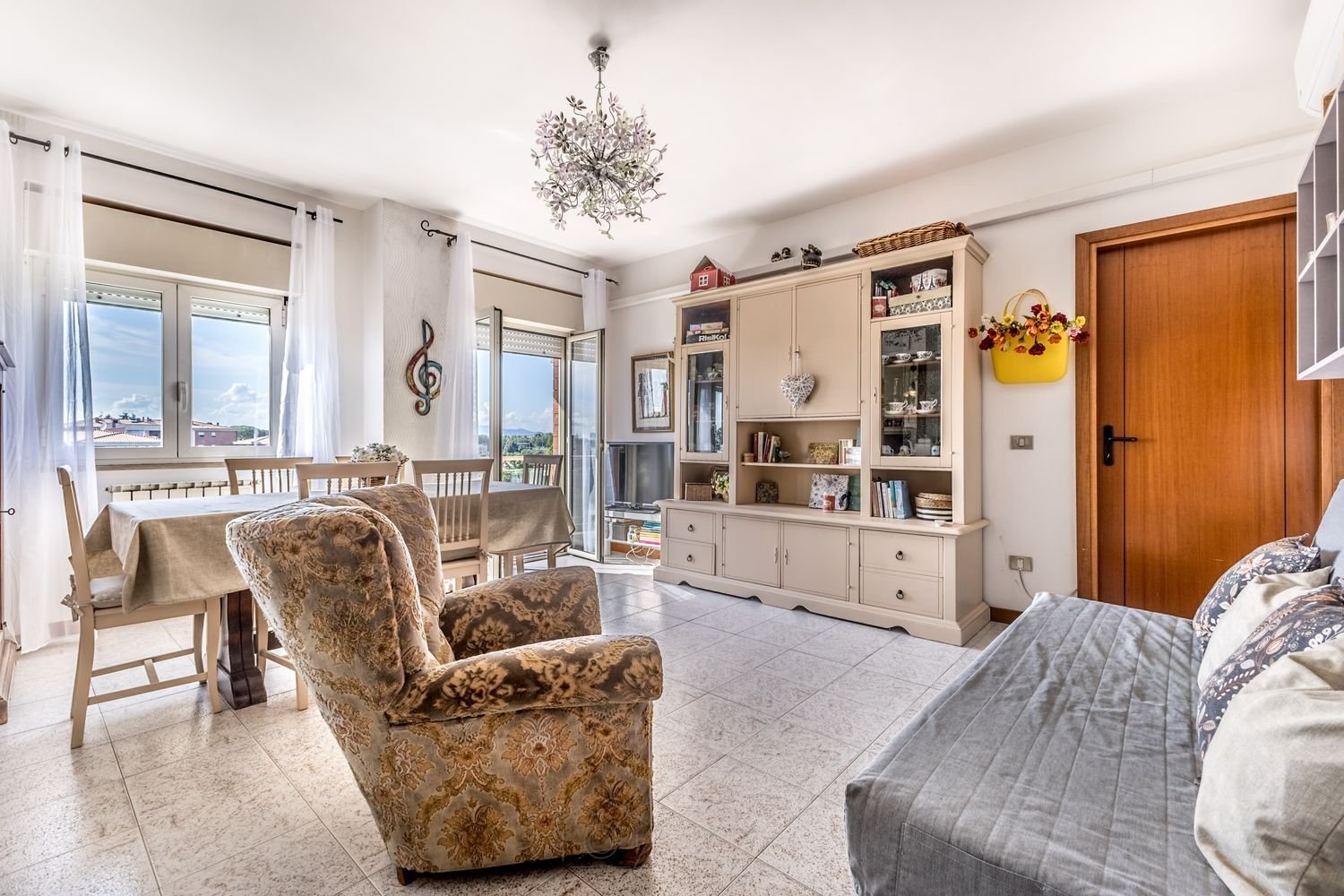 3-salle Appartement à Latina, Italy No. 295434