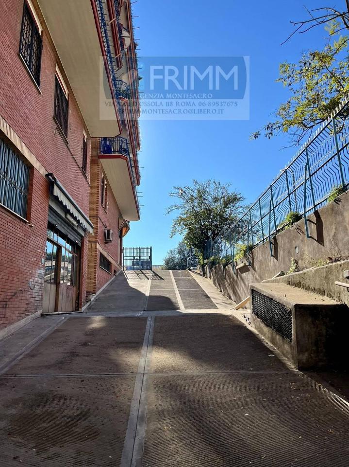 1 room Parking in Rome, Italy No. 26832