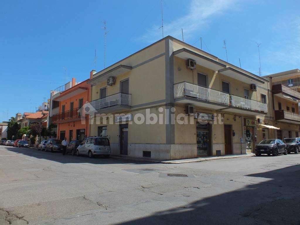 Коммерческая недвижимость с 2 комнатами в Валенцано, Италия № 231322