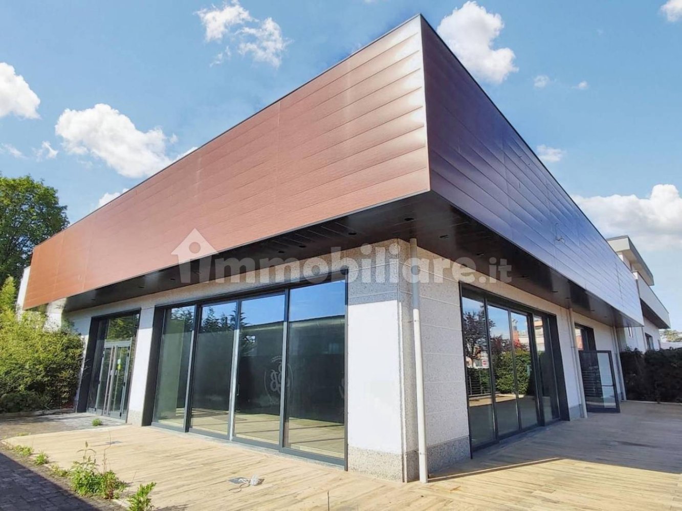 529m² Commercial property in Verano Brianza, Italy No. 311157