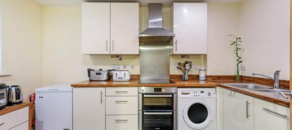 3 bedrooms Commercial property in Epsom, United Kingdom No. 9682 6