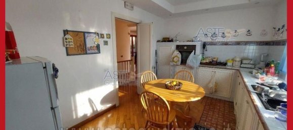 5 bedrooms Apartment in Rome, Italy No. 330808 11