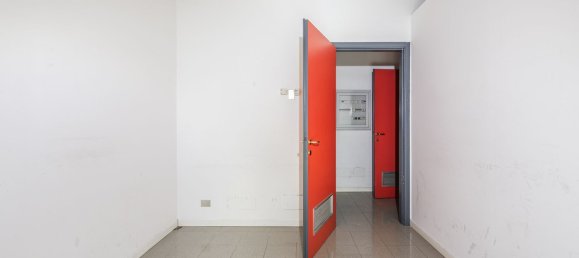 52m² Office in Reggio Emilia, Italy No. 82819 11