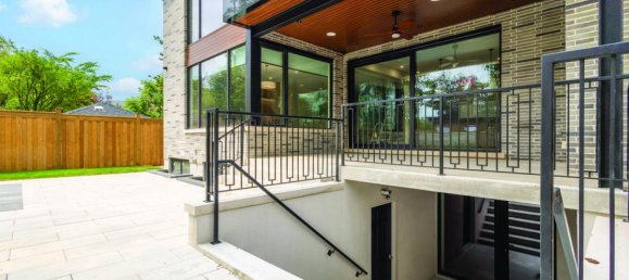 5 bedrooms House in Mississauga, Canada No. 933 7