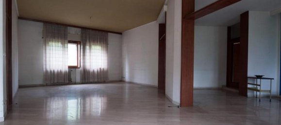 4 bedrooms Villa in Montebelluna, Italy No. 683 3