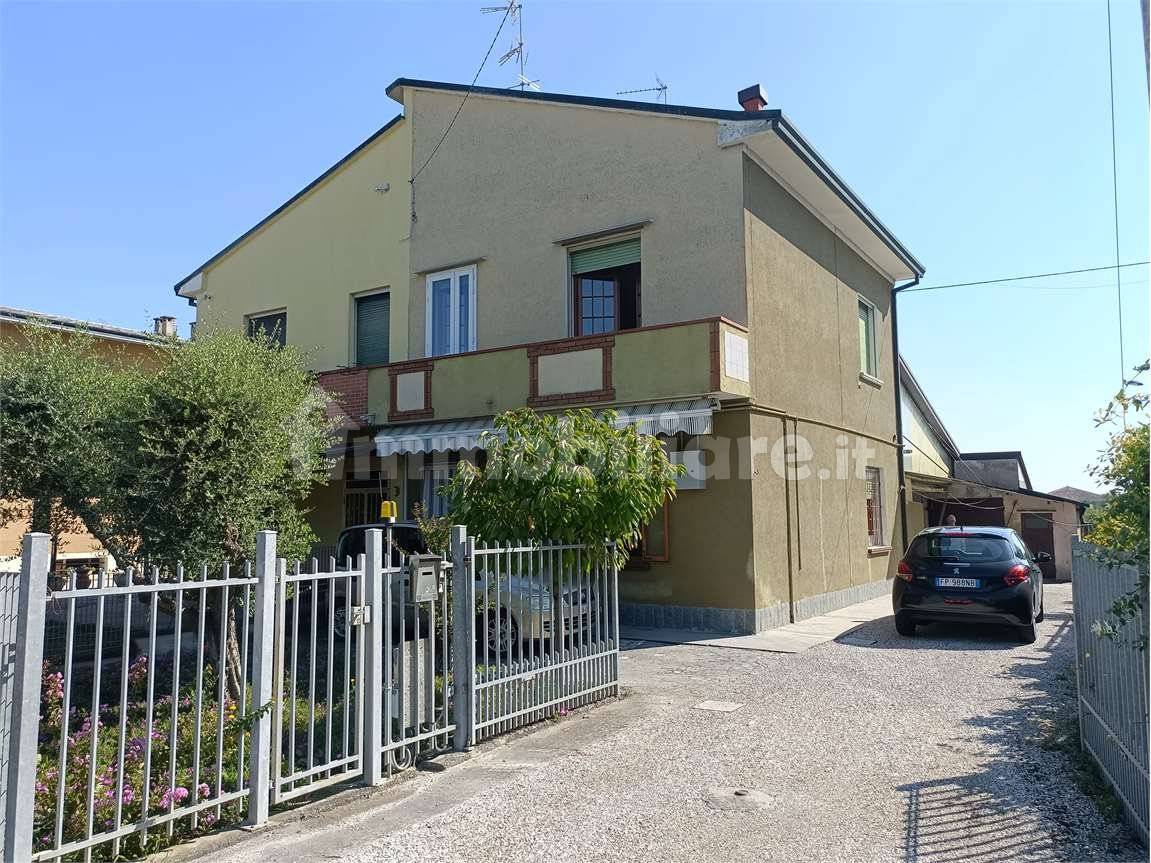 2 bedrooms Villa in Ferrara, Italy No. 378563