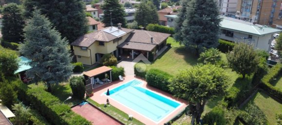 Villa de 7 habitaciónes en Mozzo, Italy No. 6540 2