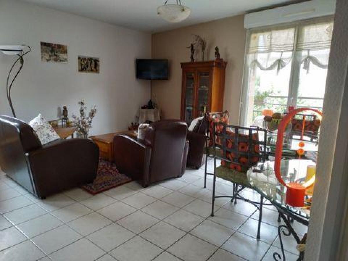 Studio in Elbeuf, France, Nr. 37646