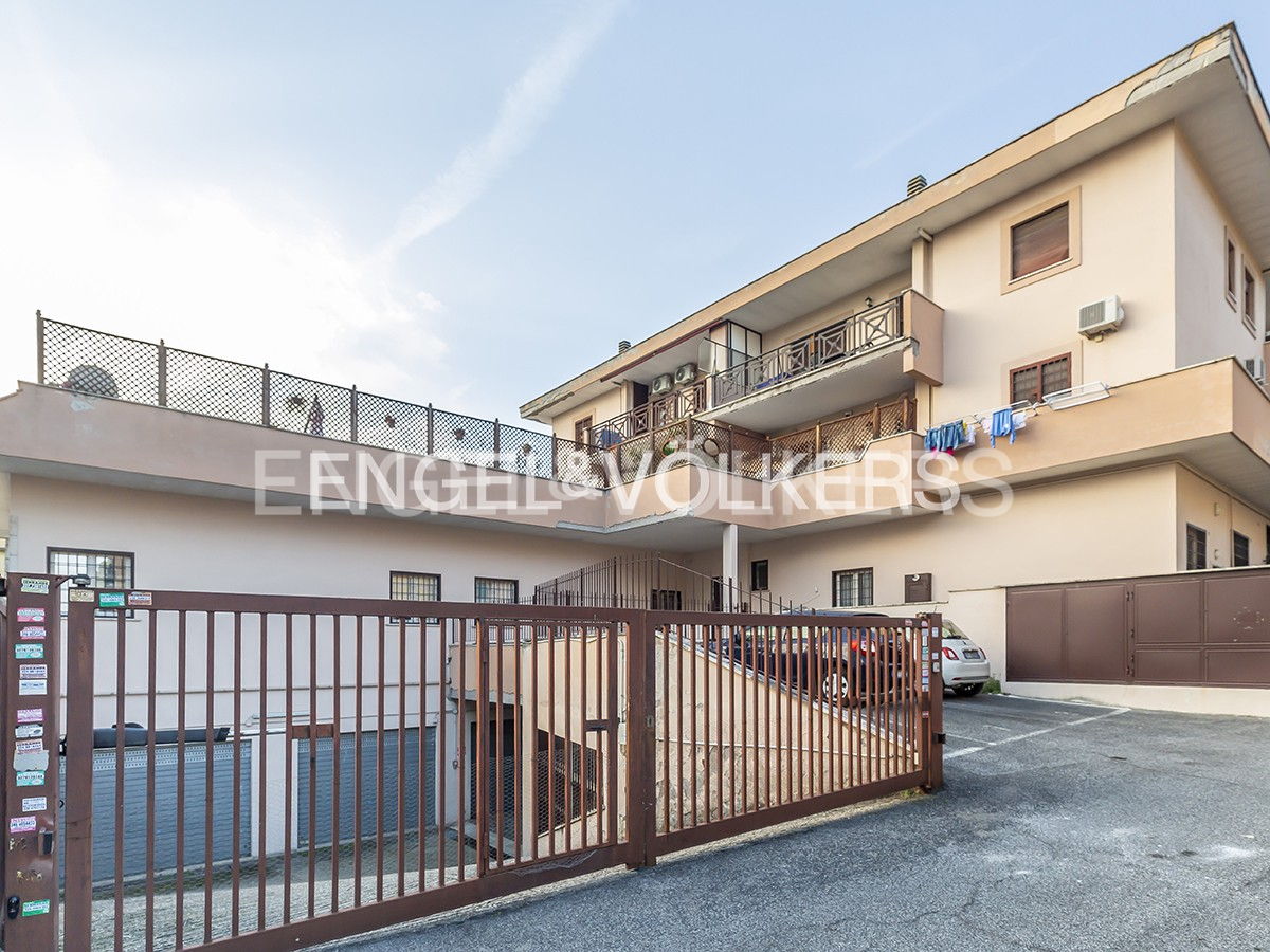 1 room Garage in Rome, Italy No. 105565