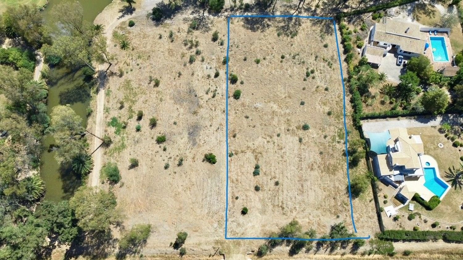 4640m² Land in Alvor, Portugal No. 143359