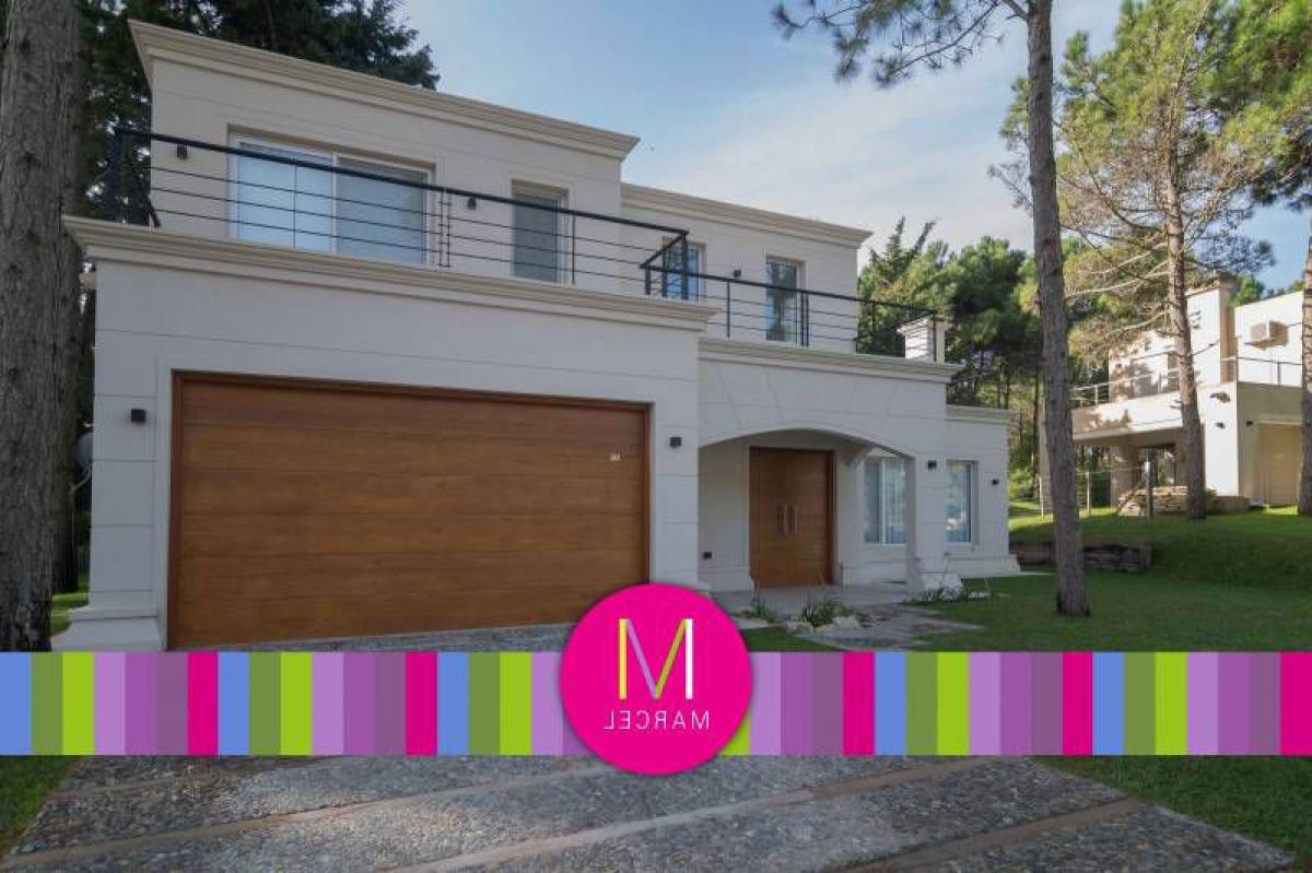 4 bedrooms House in Mar del Plata, Argentina No. 68895