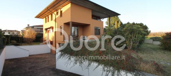 4 bedrooms Villa in Udine, Italy No. 121936 11