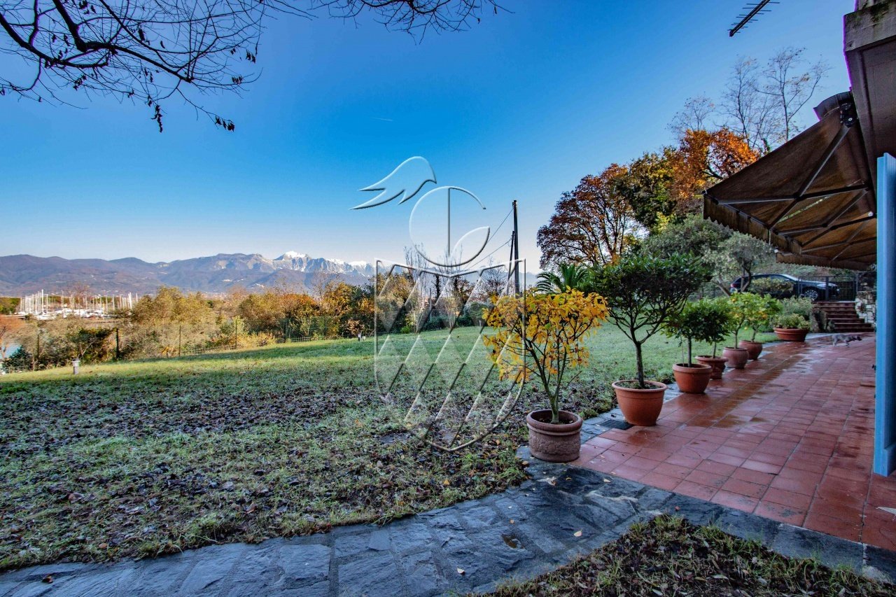 3 bedrooms Villa in Ameglia, Italy No. 90241