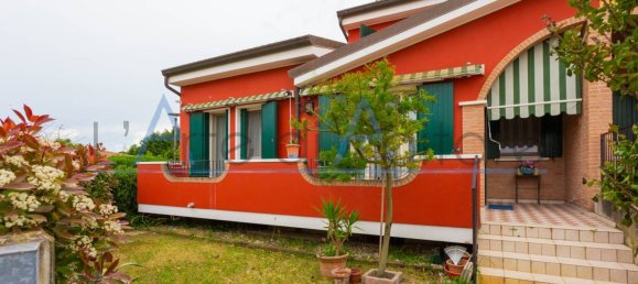 4 bedrooms Villa in Chioggia, Italy No. 60331 2