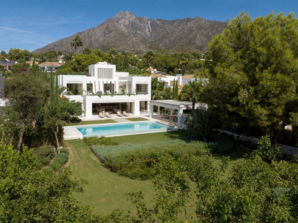5 bedrooms Villa in Marbella, Spain No. 105524