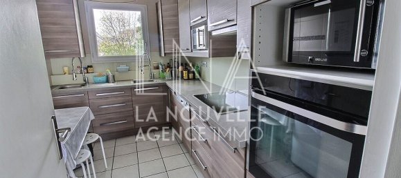 3 bedrooms Apartment in Les Lilas, France No. 164157 5