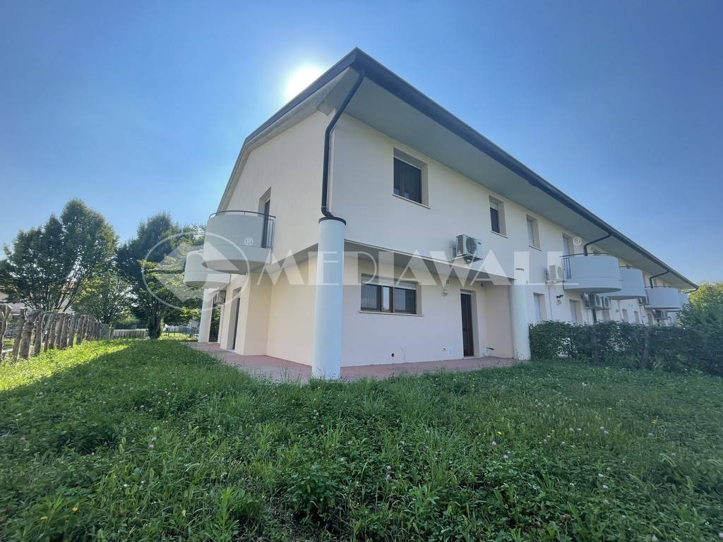 4 bedrooms Villa in Pordenone, Italy No. 98874