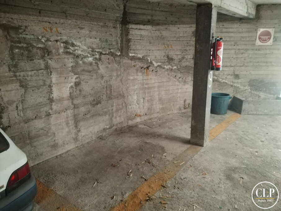  Parking in Montreuil, France No. 336375