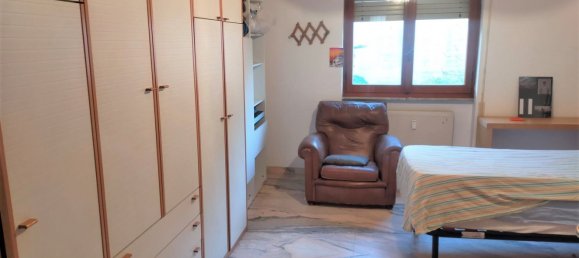 6-salle Appartement à Savona, Italy No. 15010 2